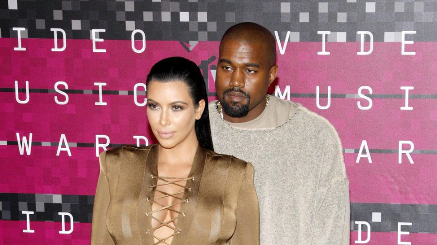 Kanye West und Kim Kardashian lassen sich derzeit scheiden. (dr/spot)