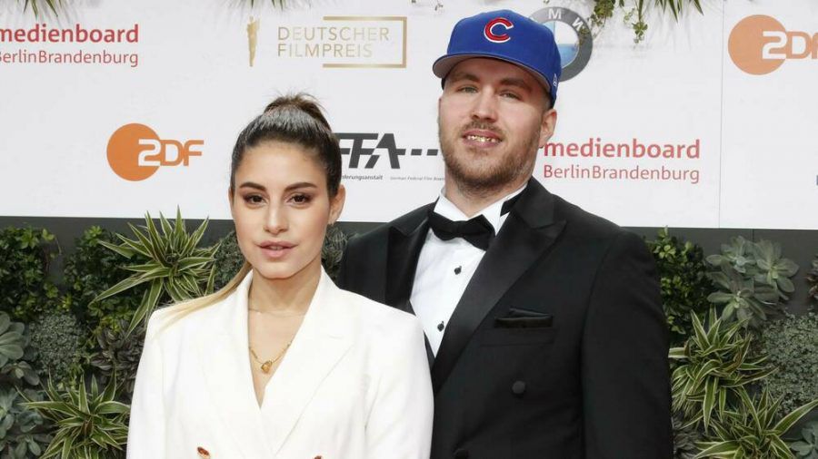 Almila Bagriacik und Sebastian Gündel beim Deutschen Filmpreis 2019 in Berlin. (cos/spot)