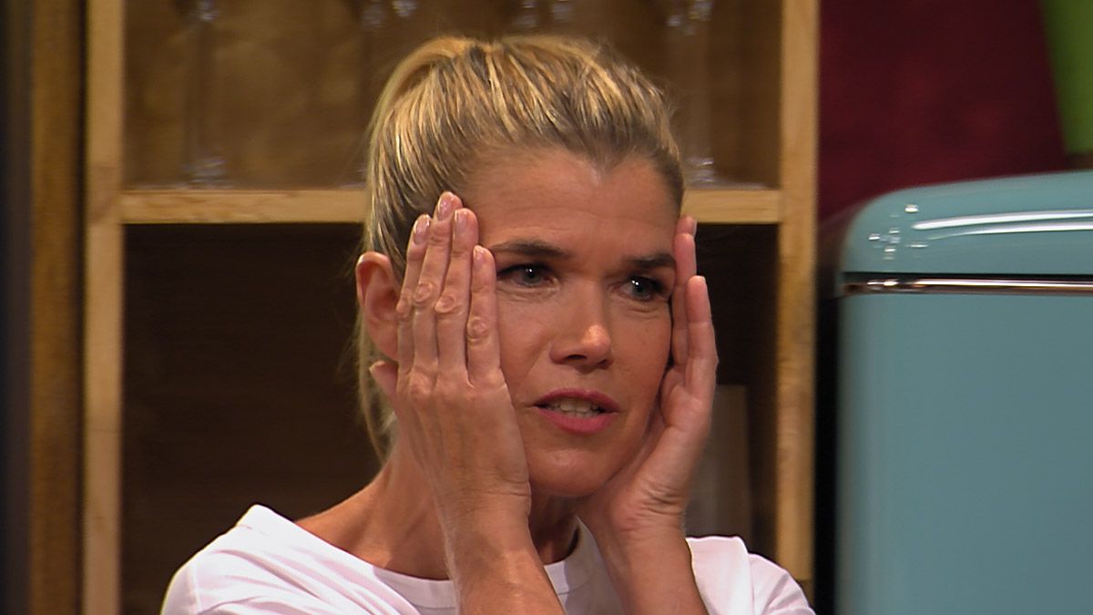 Michael Bully Herbig und 10 Stars in "Last One Laughing": Wer lacht fliegt raus