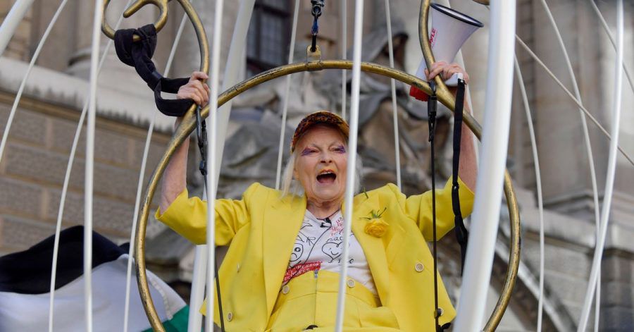 Die britische Modedesignerin Dame Vivienne Westwood bleibt auch im Alter rebellisch: Hier protestiert sie gegen die Auslieferung von Wikileaks-Gründer Assange an die USA (2020).