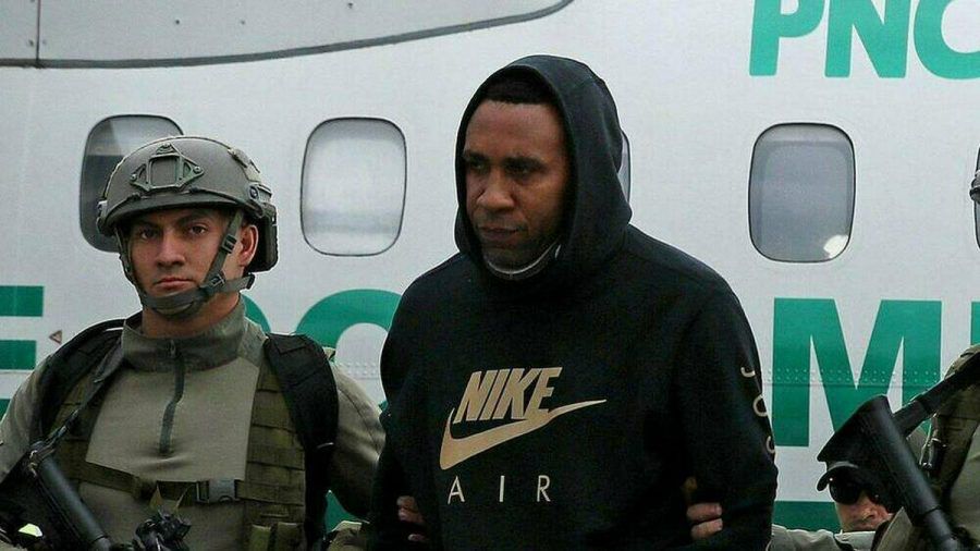 Der ehemalige kolumbianische Fußballstar Jhon Viáfara bei seiner Verhaftung durch kolumbianische Spezialkräfte. (dr/spot)