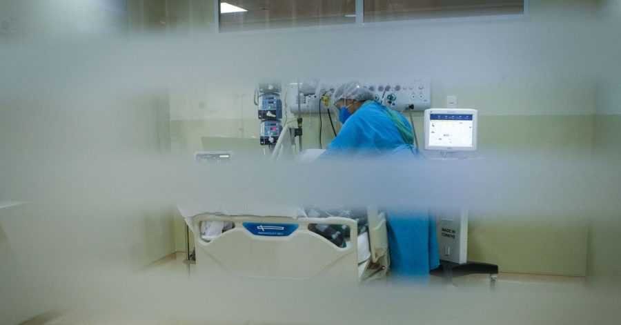 Eine medizinische Mitarbeiterin behandelt einen Patienten im Krankenhaus.