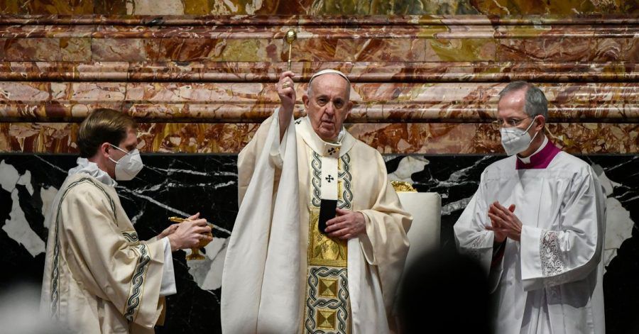 Auch im Petersdom wird in der Pandemie Maske getragen: Papst Franziskus bei der Messe zum Ostersonntag.