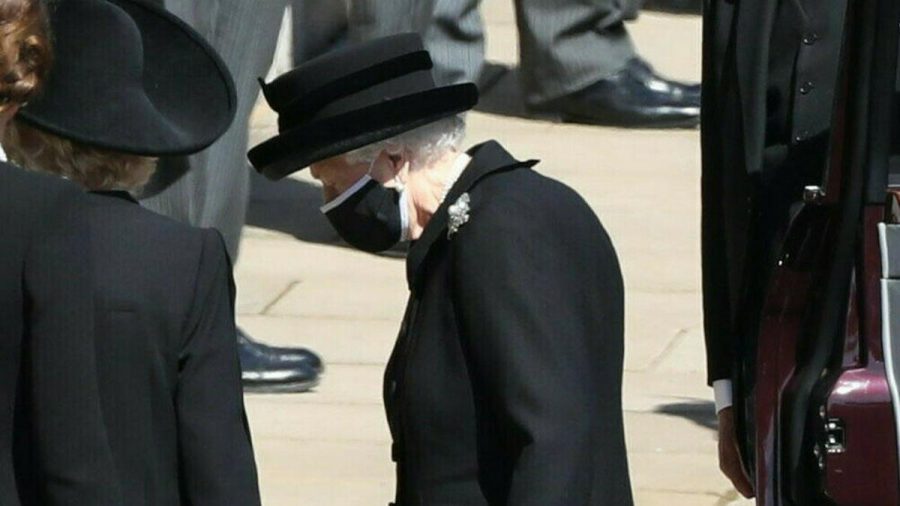 Queen Elizabeth II. vor Beginn der Trauerfeier für Prinz Philip (wue/spot)