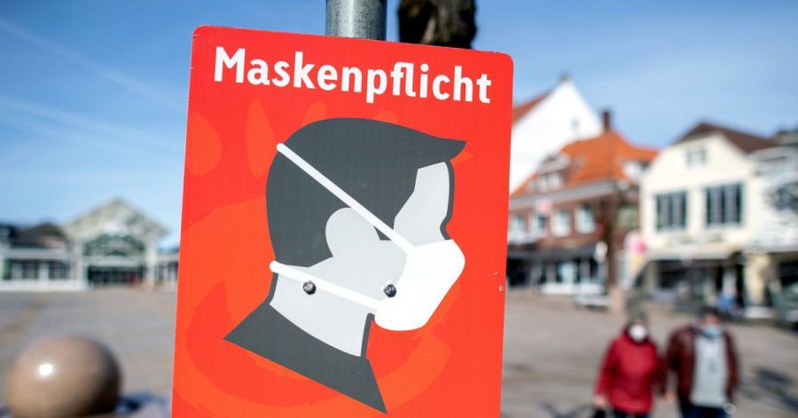 «Schnutenpulli anlegen» steht auf einem Schild zur Maskenpflicht. Bei den hohen Inzidenzen ein wichtiger Hinweis.