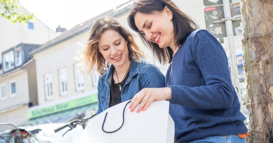 So können Sie leicht sparen: Schöne Brautkleider gibt es oft auch Second Hand, im Schlussverkauf oder Outlets.