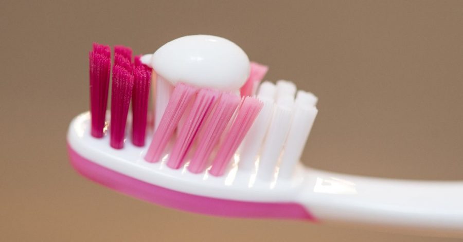 Erbsengroß: So viel Fluorid-haltige Zahnpasta sollte erst ab dem zweiten Geburtstag zweimal täglich auf der Bürste des Kindes sein.