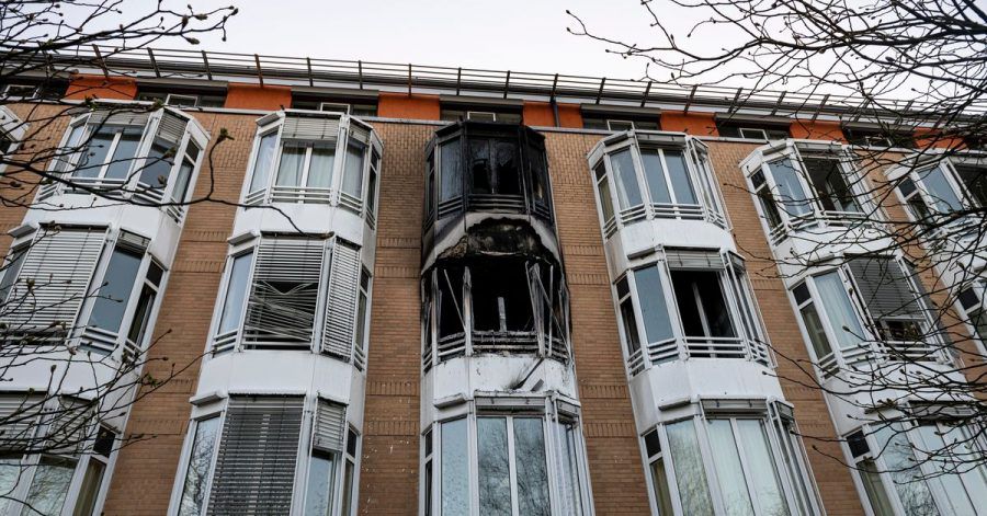Schwarzer Ruß ist nach einem Zimmerbrand an der Hausfassade zu sehen. Ein Zimmer des Helios Klinikum Emil von Behring in Berlin-Zehlendorf ist über Nacht komplett ausgebrannt.