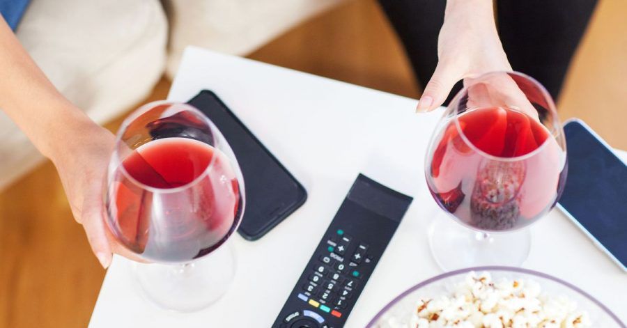 Ein Weinchen zum Feierabend oder Abendessen gehört für viele dazu. Geschieht dies regelmäßig, erhöht sich das Risiko für Herzerkrankungen, so Experten.