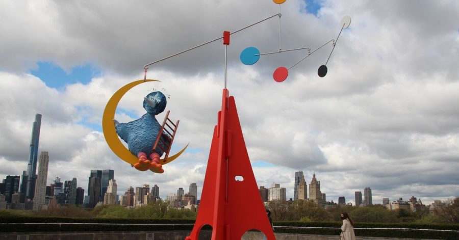 Ein großer blauer Vogel schaukelt als Teil einer neuen Kunst-Installation auf dem Dach des New Yorker Metropolitan Museums vor der Skyline Manhattans.