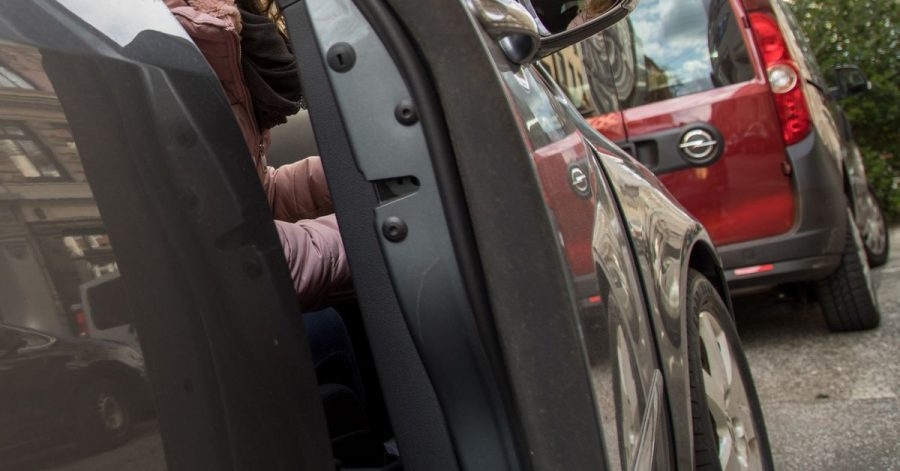 Zum Themendienst-Bericht vom 22. April 2021: Zu nah an der Bordsteinkante geparkt und den Lack beschädigt: Wer kommt für die Reparaturkosten auf?