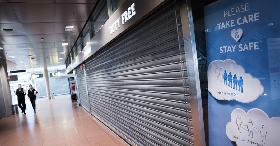 Nur rund zehn Prozent der sonst üblichen Passagiere steigen derzeit am Hamburger Flughafen in ein Flugzeug. Der Duty Free Bereich im Terminal 1 ist geschlossen.
