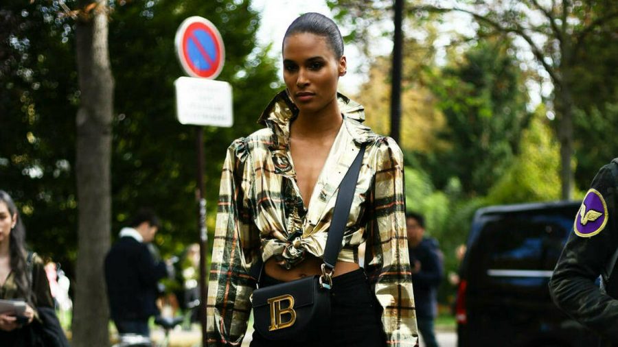 Model Cindy Bruna steht auf Karos. (kms/spot)