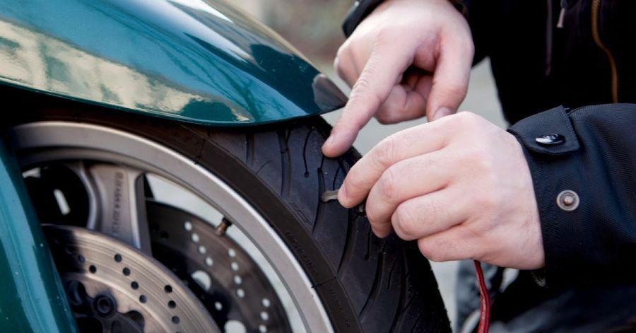Prüfender Blick: Vor dem Start in die neue Motorradsaison schauen sich Biker die Reifen an ihrer Maschine besser genau an, um Beschädigungen und zu wenig Profiltiefe auszuschließen.