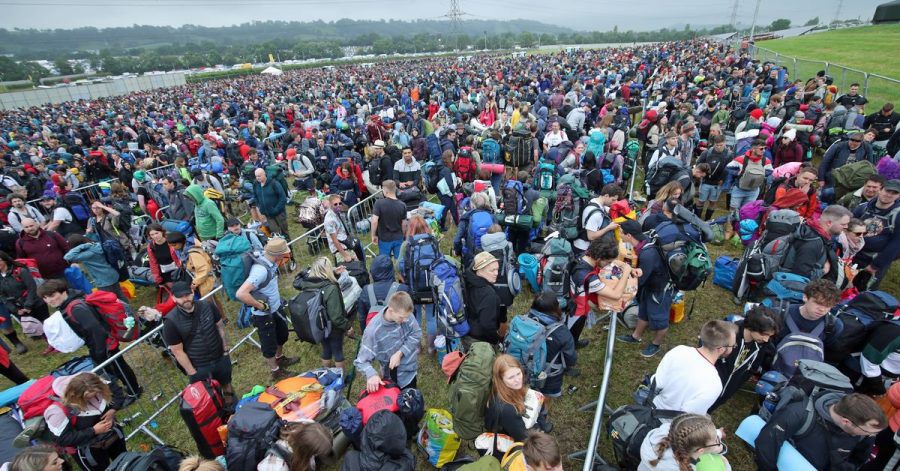 Erinnerungen an eine andere Zeit, heute undenkbar: Menschenmassen am Eingang des Glastonbury-Festivals. Das war 2019.