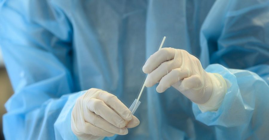Eine medizinische Mitarbeiterin wertet einen Antigen-Schnelltest auf das Coronavirus aus.