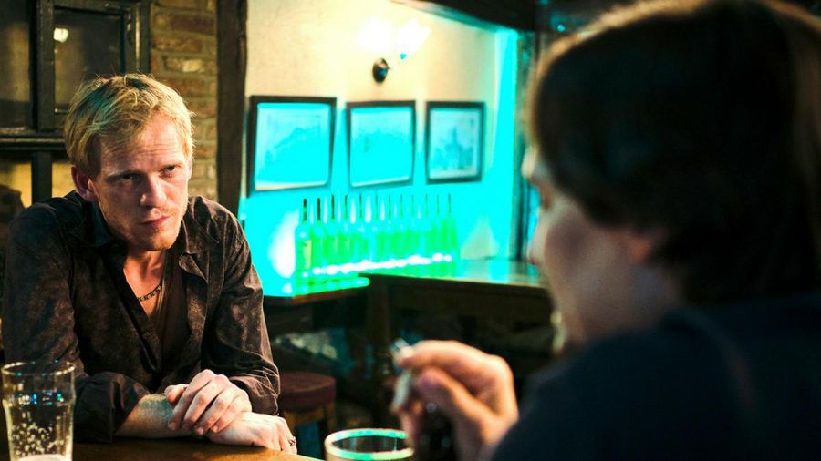 "Tatort: Der böse König": Die Verdächtigen Jannik Berg (Pit Bukowski, l.) und Anton Maler (Christopher Schärf) im Gespräch. (dr/spot)