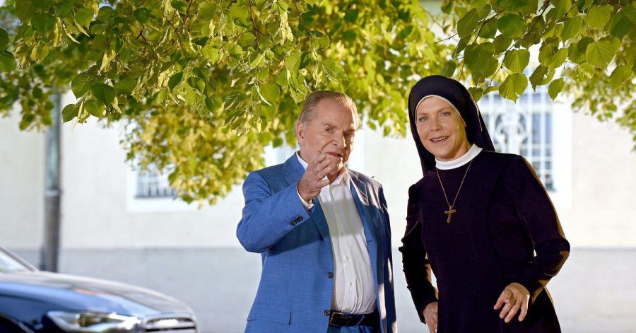 Bürgermeister Wöller (Fritz Wepper) und Schwester Hanna (Janina Hartwig).