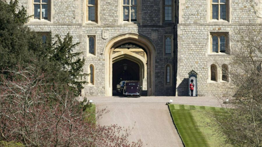 Die ersten Trauergäste bei ihrer Ankunft auf Schloss Windsor (wue/spot)