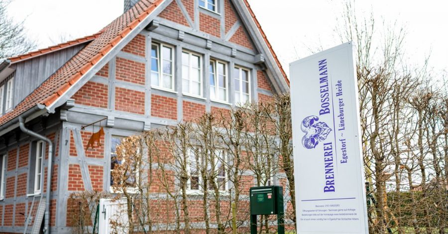 Das Schild der Brennerei Bosselmann steht an der Zufahrt vom Gelände.