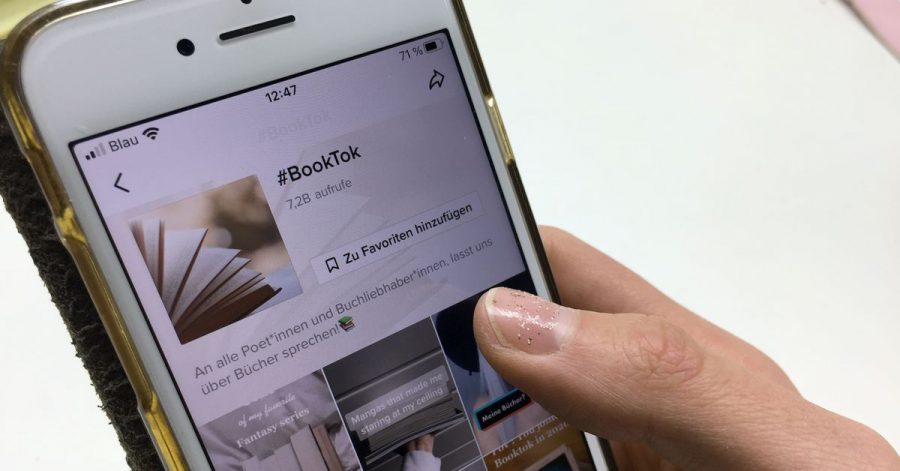 Der #BookTook, eingegeben in der Suche der Video-App TikTok auf einem Smartphone.