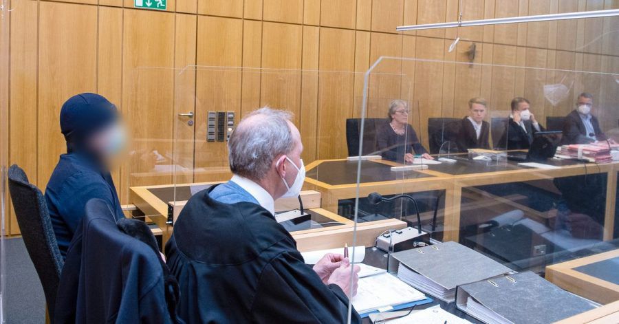 Der Angeklagte (l) sitzt im Landgericht Münster neben seinem Rechtsanwalt.