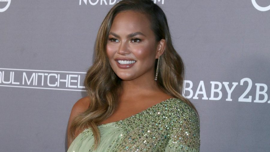 Chrissy Teigen will ihren Twitter-Account doch nicht aufgeben. (jom/spot)