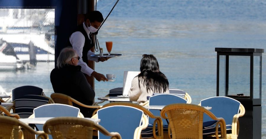 Auf Mallorca soll die Ausgehsperre um eine Stunde nach hinten auf 23.00 Uhr verlegt. Auch Gastronomen dürfen dann zwischen 20.00 und 22.30 Uhr öffnen.