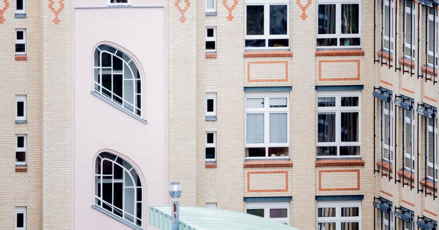 Die Fenster in Eigentumsanlagen gehören allen. Daher dürfen Eigentümer die Fenster ihrer Wohnung auch nicht eigenmächtig austauschen.