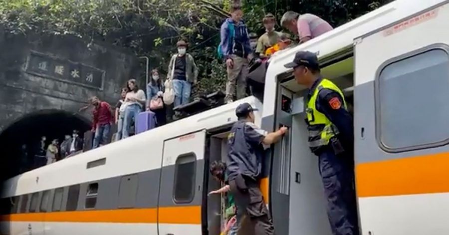 In diesem Bild, das aus einem von hsnews.com.tw veröffentlichten Video stammt, wird Passagieren geholfen, aus einem entgleisten Zug zu klettern.
