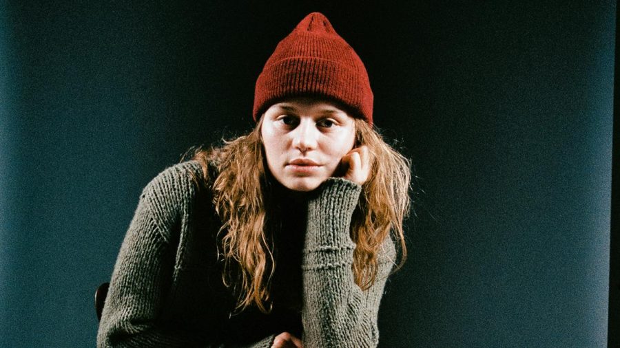 Marie Ulven alias girl in red gilt mit ihren 22 Jahren bereits als LGBTQ-Ikone. (tae/spot)