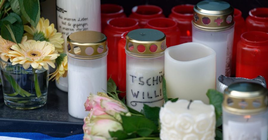 Blumen und Kerzen vor dem Haus in Köln-Mülheim, in dem der verstorbene Schauspieler Willi Herren wohnte.