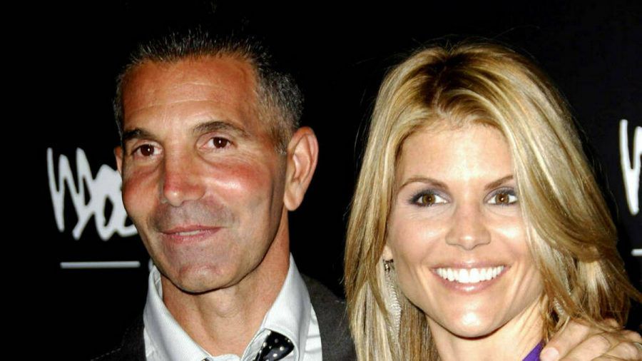 Mossimo Giannulli und Lori Loughlin saßen beide eine Gefängnisstrafe ab. (cos/spot)
