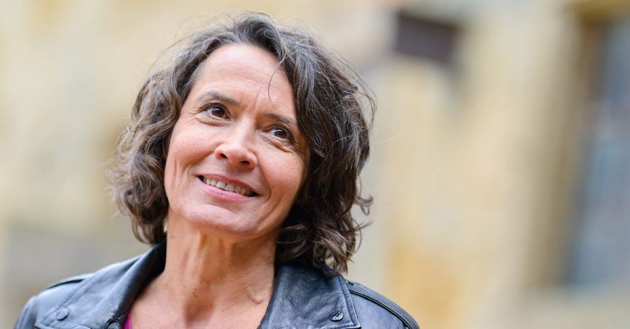Ulrike Folkerts lächelt. Doch auch in ihrem Leben lief nicht immer alles glatt.