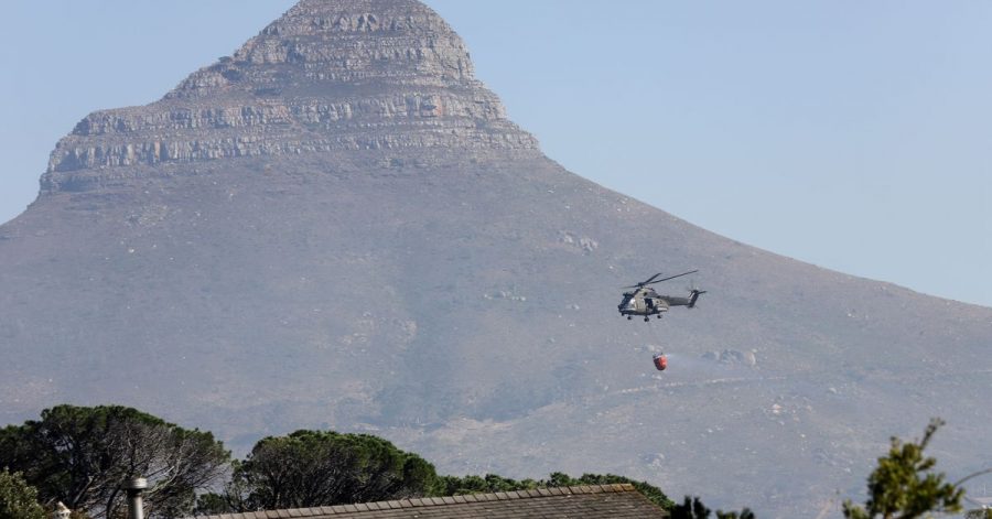 Zuletzt wurde die Feuerwehr von Lösch-Helikoptern unterstützt.