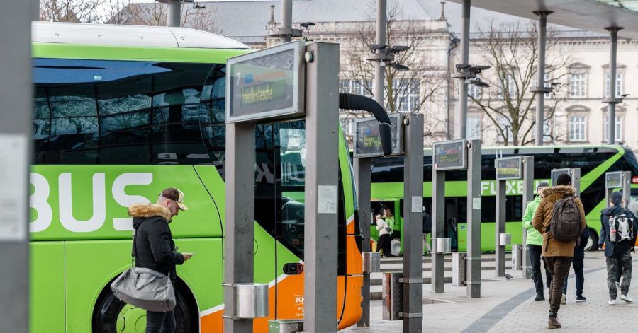 Hamburgs Zentraler Omnibusbahnhof ZOB an der Adenauerallee.