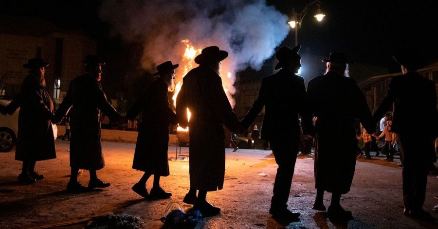 Jüdische Männer feiern auf einem Lag-Baomer-Fest in Jerusalem. Bei einem ähnlichen Fest in dem israelischen Ort Meron kam es zu einer Massenpanik mit Toten.