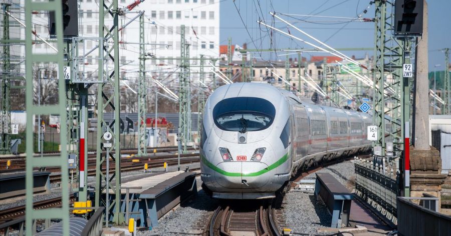 Ein ICE verlässt den Hauptbahnhof Halle in Richtung Berlin.