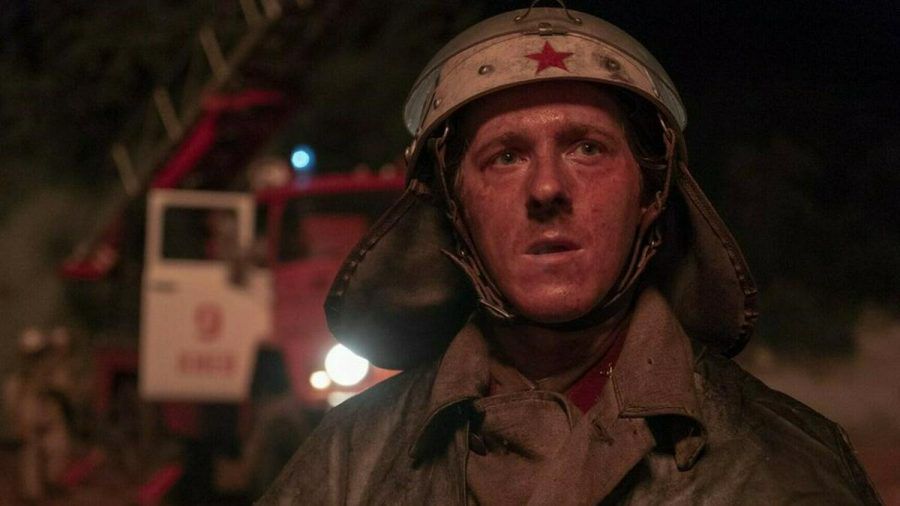 "Chernobyl": Feuerwehrmann Vasily Ignatenko (Adam Nagaitis) ahnt nicht, wie gefährlich sein Einsatz wirklich ist (cg/spot)