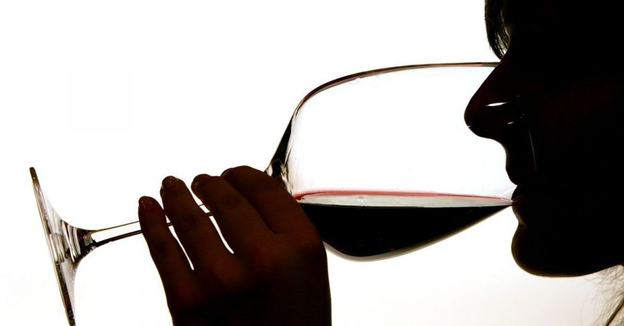 Während der Corona-Pandemie verlagert sich der Weinhandel immer mehr ins Netz.