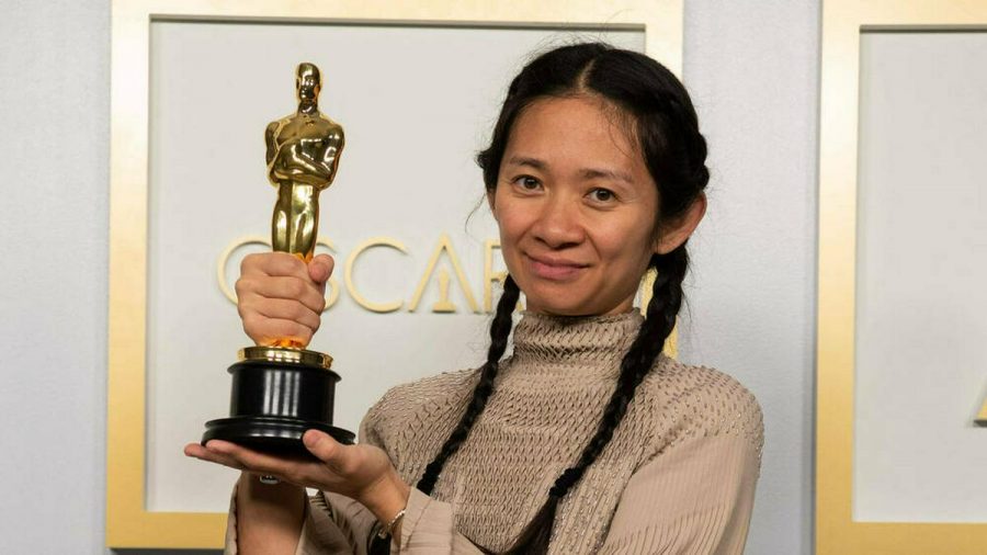 Chloé Zhao mit ihrem Regie-Oscar. (wue/spot)