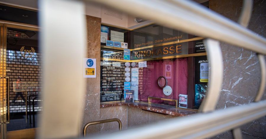 Die geschlossene Kinokasse in Münchens Filmtheater am Sendlinger Tor.