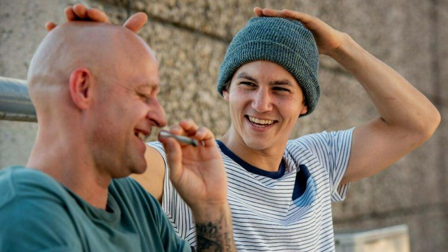 Leo (Tim Oliver Schultz, re.) und Benni (Jürgen Vogel) freunden sich im Krankenhaus an. (jom/spot)