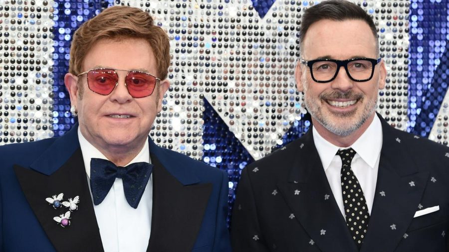 Elton John begrüßte gemeinsam mit Ehemann David Furnish virtuell seine Gäste. (jom/spot)