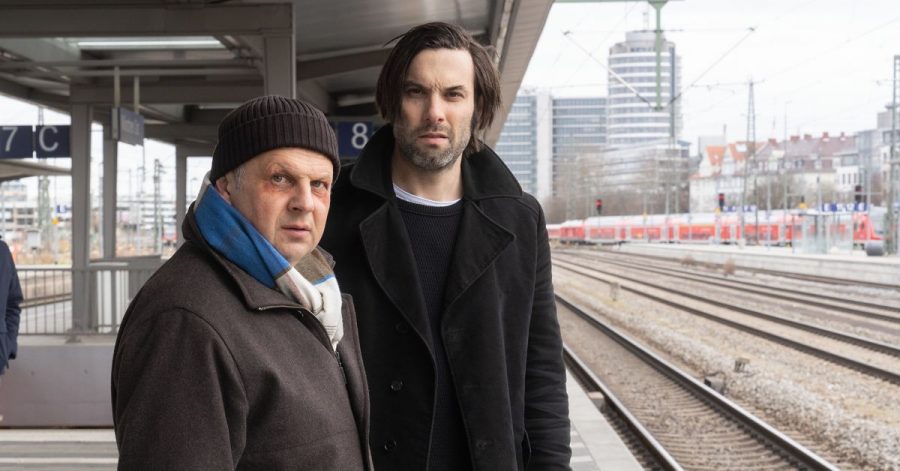 Anton Simhandl (l, Gerhard Wittmann) und Lukas Laim (Max Simonischek) verfolgen ein Handysignal.