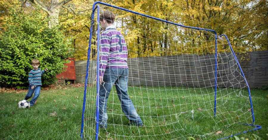 Noch eine Runde Fußball! Kinder haben mitunter einen unglaublichen Bewegungsdrang.