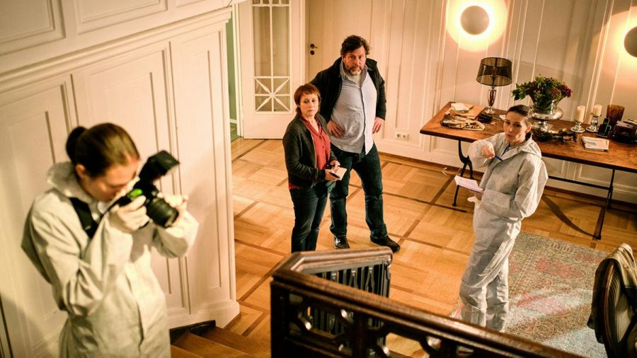 "Tatort: Was wir erben": Franziska Tobler (Eva Löbau) und Friedemann Berg (Hans-Jochen Wagner) wurden in die Villa Klingler gerufen, um den verdächtigen Treppensturz der Besitzerin zu klären. (ili/spot)