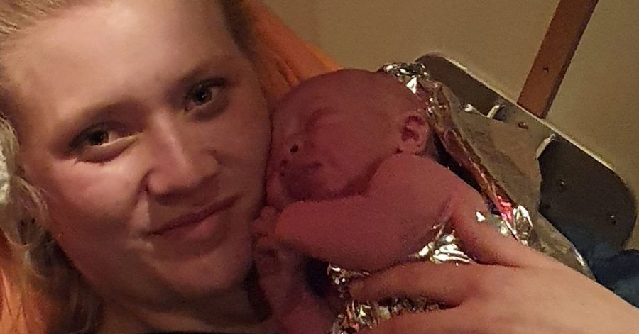 Lara Müller-Maron hält am Ostersonntag an Bord des Seenotrettungskreuzers «Pidder Lüng» ihr soeben geborenes Baby Bosse im Arm.
