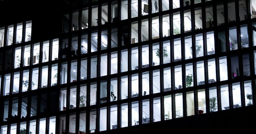 Da brennt noch Licht: Arbeitnehmer sind nicht grundsätzlich zu Nachtschichten verpflichtet.