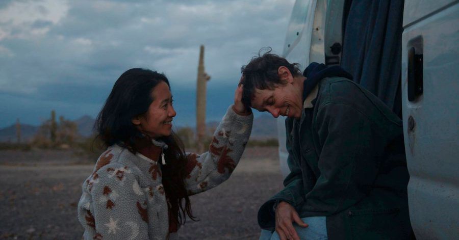 Die Regisseurin Chloé Zhao (l) steht mit der Schauspielerin Frances McDormand am Set von «Nomadland».